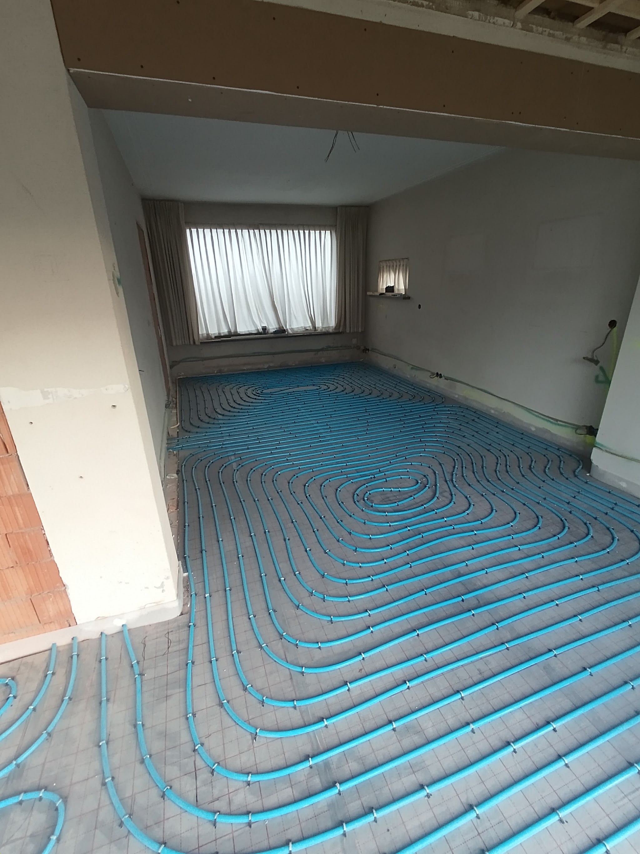 Vloerverwarming gelegd in een lege kamer